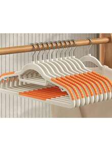 GANCHO DE CUELLO ANTIDESLIZANTE CON DISEÑO. -Diseñado para colgar ropa, evitando que se deslice gracias a su recubrimiento antideslizante. Material: Plástico resistente con recubrimiento de goma o silicona en las áreas en contacto con la ropa. Diseño: Presentan un diseño ergonómico que se adapta a la forma de la ropa, evitando deformaciones. Ventajas: Ahoran espacio en el armario, mantienen la ropa organizada y evitan arrugas. - Naranja - Ver 6