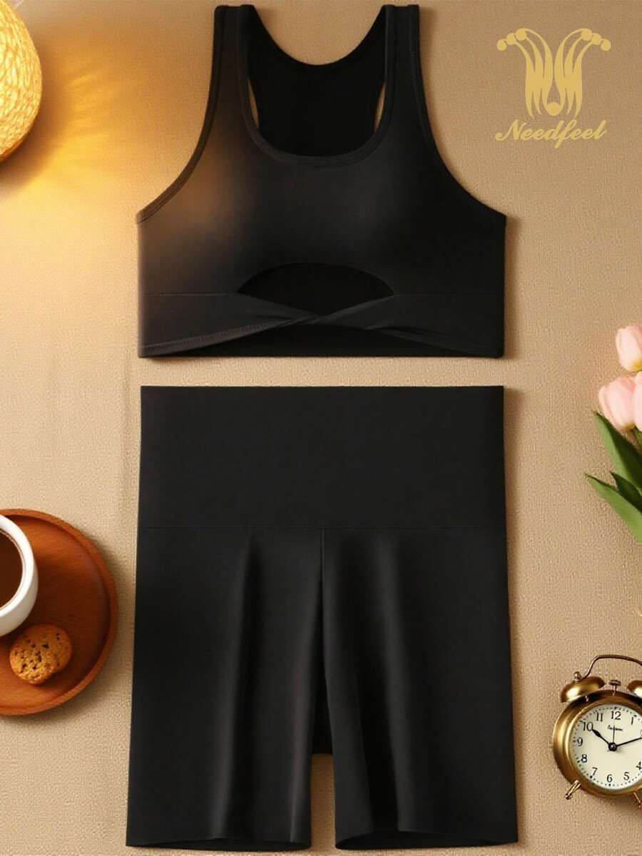 Conjunto de dos piezas de ropa interior deportiva para mujer, confeccionado en tela de seda de hielo refrescante, transpirable y cómoda, con diseño de espalda descubierta. Ideal para mujeres de 70 a 130 kg que practican actividades como correr, yoga o entrenamientos. El sutién ofrece soporte antiescoteo, efecto de acercamiento y sensación de "piel desnuda". El conjunto incluye pantalones cortos de yoga que garantizan libertad de movimiento. Perfecto para combinar comodidad, funcionalidad y estilo en rutinas deportivas. - Negro - Ver 1