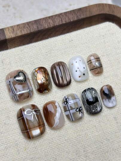 10片美亚德色咖色镀金蝴蝶结手绘格纹心形染色按压式美甲新款秋冬日常温柔复古短款方形假指甲适合DIY美甲爱好者的女士和女孩