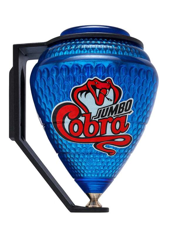 TROMPO TIPO COBRA JUMBO,  IDEAL PARA QUE LOS NIÑOS SE ALEJEN DEL CELULAR Y DISFRUTEN DE HORAS DE ENTRETENIMIENTO ACTIVO. PROMUEVE HABILIDADES DE COORDINACIÓN, DESTREZA Y CONCENTRACIÓN, MIENTRAS RESCATA UNA PARTE IMPORTANTE DE NUESTRA CULTURA MEXICANA. FABRICADO CON MATERIALES RESISTENTES Y DISEÑADO PARA GIRAR CON VELOCIDAD Y PRECISIÓN. REGALA MOMENTOS LLENOS DE RETO, RISAS Y TRADICIÓN CON ESTE CLÁSICO JUEGO DE HABILIDAD.