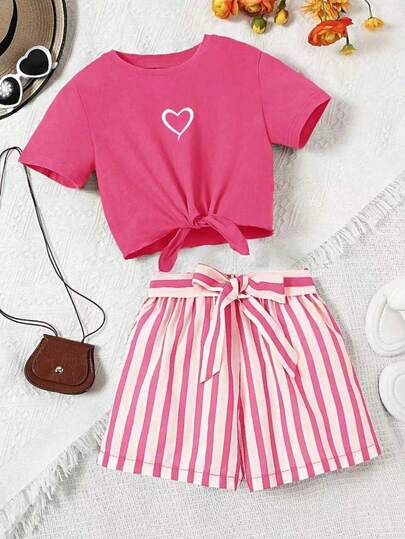 Set de 2 piezas de parte superior de manga corta con gráfico de amor y shorts a rayas casual para niñas/niña con cinturón de cintura aleatorio