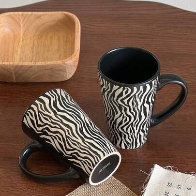 1个黑白条纹陶瓷杯碟，单层陶瓷杯，带杯碟，咖啡杯，水杯，适合作为礼物送给朋友，情人节，母亲节，圣诞节，水壶，适合室内、室外和露营使用。