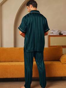 男士两件套睡衣，时尚条纹提花面料，短袖上衣和长裤，休闲睡衣，字母刺绣睡衣套装，春夏款 - 墨綠色 - 查看 2