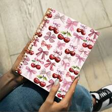 DANPERJI 1本可爱樱桃结笔记本 - 迷人红色，大学标准行距，尺寸5.5英寸×8.3英寸，适合工作、学习、送给女性的礼物，A5尺寸 - 紅色 粉紅色 - 查看 5