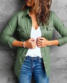 Camisa vaquera clásica de manga larga en verde militar para mujer con detalles de bolsillo y botón frontal, ideal para un look casual y cómodo en la temporada de otoño - Verde militar - Ver 3