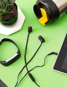 JBL Tune 110 kabelgebundene In-Ear-Kopfhörer mit Mikrofon, knickfreies flaches Kabel, kraftvoller Bass, Stereoklang, geeignet für Computer-Gaming und Sport, kompatibel mit 3,5-mm-Kopfhörerbuchse