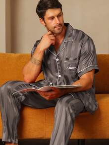 男士两件套睡衣，时尚条纹提花面料，短袖上衣和长裤，休闲睡衣，字母刺绣睡衣套装，春夏款 - 灰色 - 查看 5