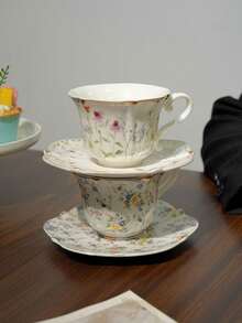 1 Set de taza y platillo con borde dorado y estilo floral europeo vintage. Con elementos estéticos clásicos europeos, estilo vintage, decoración de borde dorado, diseño exquisito y noble. Artesanía de cerámica con decoración de patrones florales vívidos y colores vibrantes que no se desvanecen. Vajilla de alta calidad perfecta para el té de la tarde. Agarre cómodo, tamaño de taza adecuado. Excelente regalo para amigos, familiares, cumpleaños, fiestas.