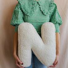 1个白色创意DIY字母抱枕，字母可自由组合，柔软舒适，是沙发靠垫的理想家居装饰，可根据您的喜好定制，是节日、生日、圣诞节的创意礼物，也非常适合圣诞节和房间装饰。