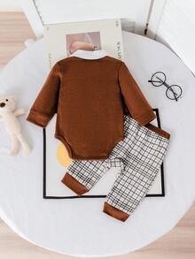 两件套复古英伦风男婴套装 - 卡其色领结连体衣 + 格纹背带裤，可爱小熊元素