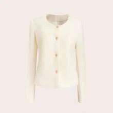 Chaqueta corta de mujer con cuello redondo, botones metálicos delanteros, mangas raglán y dobladillo con volantes en color amarillo mostaza