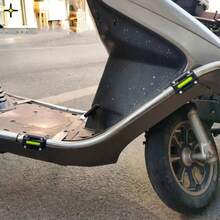 2 Stück universelle Motorschutzblöcke mit reflektierender Antikollisions-Funktion, mehrere Dichtungen, für verschiedene Rohrdurchmesser einstellbar, geeignet für alle Modelle, Stoßschutzvorrichtungen mit hochreflektierendem Design für verbesserte Nachtsichtbarkeit, erhöhte Stoßabsorption, Stoßschutzleisten für Motorräder, Roller, Fahrräder, ATVs, für Pendeln, Landstraßen, Offroad-Abenteuer, Stadtverkehr, Regen, Herbst, Winter, als Geschenk, Weihnachtsstrumpfstopfer, Motorrad-Zubehör, einfache Montage ohne Werkzeug, breite Kompatibilität