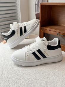 一双百搭白色运动鞋，黑白撞色设计，白色鞋面搭配黑色条纹和时尚点缀，尽显时尚风范！*建议选购大一码，因为鞋码偏小。 - 黑與白 - 查看 5