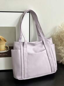 O geantă mov cu un design minimalist care interpretează temperamentul elegant. Material textil de calitate excelentă, delicat și moale la atingere, cu un corp drept și elegant. Stil clasic de purtare manuală, cu o curea de umăr lărgită și confortabilă, potrivită pentru purtare manuală pe un singur umăr. Buzunare multiple practice în față, clasificare ușoară.