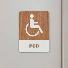 Wood's House Placa de Sinalização para Banheiro Acessibilidade PCD em MDF Amadeirado e MDF Branco em relevo 3D
