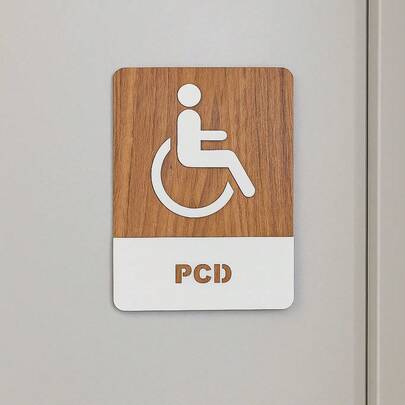 Wood's House Placa de Sinalização para Banheiro Acessibilidade PCD em MDF Amadeirado e MDF Branco em relevo 3D