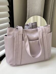 O geantă mov cu un design minimalist care interpretează temperamentul elegant. Material textil de calitate excelentă, delicat și moale la atingere, cu un corp drept și elegant. Stil clasic de purtare manuală, cu o curea de umăr lărgită și confortabilă, potrivită pentru purtare manuală pe un singur umăr. Buzunare multiple practice în față, clasificare ușoară.