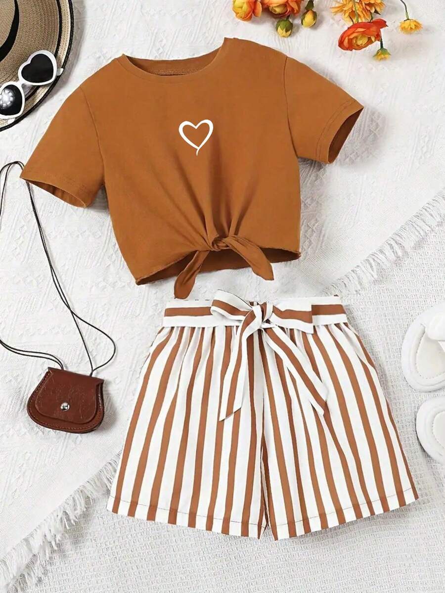2 件套女孩和少女休闲日常爱心印花短袖上衣 + 条纹印花短裤（配随机条纹腰带）