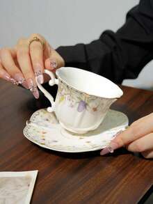 1 Set de taza y platillo con borde dorado y estilo floral europeo vintage. Con elementos estéticos clásicos europeos, estilo vintage, decoración de borde dorado, diseño exquisito y noble. Artesanía de cerámica con decoración de patrones florales vívidos y colores vibrantes que no se desvanecen. Vajilla de alta calidad perfecta para el té de la tarde. Agarre cómodo, tamaño de taza adecuado. Excelente regalo para amigos, familiares, cumpleaños, fiestas.