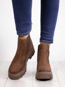 Botines tipo Chelsea para mujer con suela chunky antiderrapante y acabado tipo – Diseño urbano y versátil con resorte lateral y ajuste cómodo – Calzado moderno ideal para otoño e invierno – Botines casuales con plataforma gruesa y estilo minimalista para looks streetwear, boho o smart casual – Must have de temporada hecho en México Cowboy Cremallera lateral ANUDADO Vacaciones - Café integral - Ver 2