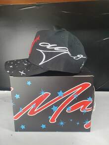 Gorra el mago hats en caja dandy gorra de coleccion presentacion en caja calidad premium diseño unico para regalo edicion especial ajuste regulable visera estructurada materiales duraderos ideal para fans coleccionistas y uso urbano diario - Rojo - Ver 3