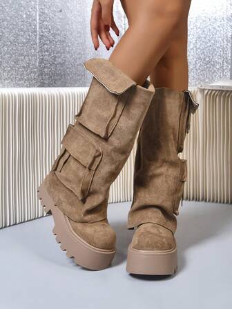 Botas acampanadas con bolsillo y decoración en forma de U doble, nuevas para mujer para otoño/invierno en color caqui. Adecuadas para el estilo de moda callejera tipo cargo. Botas con suela gruesa antideslizante, estilo punk western con hebilla y cremallera lateral, para uso casual.