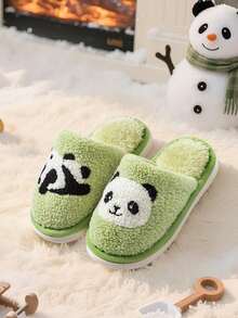 Un par de nuevas pantuflas cálidas con diseño de panda de dibujos animados para niños, para otoño e invierno, con suela suave antideslizante y forro de piel para bebés