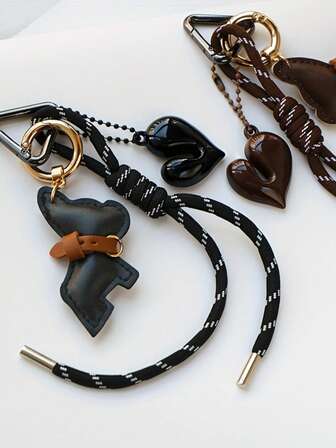 1. Hjärtformad nyckelring med fransk bulldogg, elegant matchande mini-väskeberlock för hund, paraccessoar, retrostil, triangulär fjäderspännedesign, lämplig för bilnycklar, väskdekoration, klädaccessoarer, idealisk present till högtider eller kvinnor, nyckelring, väskberlock, väskkedja, väskhänge, väskdekoration