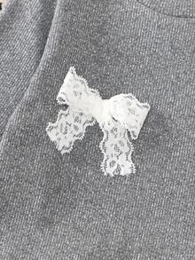 طقم بنطلون وبلوزة طويلة الأكمام للبنات باللون الرمادي مع ديكور شريط أبيض مزين بفيونكة