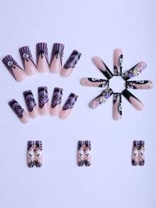 24 piezas Uñas postizas cuadradas largas en caja de regalo de Halloween con diseños de calabaza morada, fantasma blanco y negro, corazón metálico, mariposa, estrella de cinco puntas, cara de fantasma malvado y diamantes brillantes. Uñas falsas portátiles con pegamento de gelatina y 1 pieza 1 tira de frotamiento