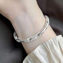 An Elegant 925 Silver Plated Floral Bracelet, Suitable For Women, Vintage Style, Ideal Choice For Casual Attire And Vacationing, Perfect Valentine's Day Gift