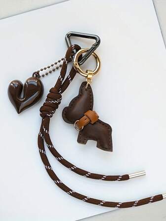 1. Hjärtformad nyckelring med fransk bulldogg, elegant matchande mini-väskeberlock för hund, paraccessoar, retrostil, triangulär fjäderspännedesign, lämplig för bilnycklar, väskdekoration, klädaccessoarer, idealisk present till högtider eller kvinnor, nyckelring, väskberlock, väskkedja, väskhänge, väskdekoration