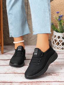 女士黑色休闲一脚蹬运动鞋，舒适柔软鞋底，百搭运动风格，适合日常通勤和户外活动（尺码偏小半码）