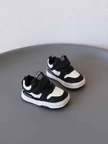 1 双儿童字母装饰鞋，皮革材质，舒适易穿，低帮魔术贴系带设计，平底款式，简约运动休闲鞋，适合日常玩耍、上学等场合。[请根据实际鞋垫长度选择尺码]