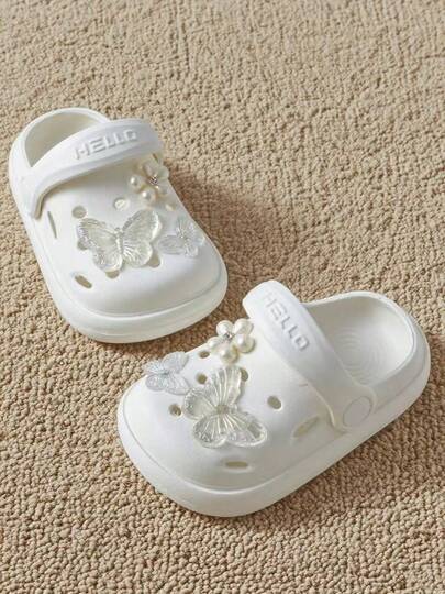 1双时尚新款女童夏季拖鞋，EVA材质，饰以3D珍珠和蝴蝶，轻盈柔软，闭趾设计，适合室内外穿着，是上学、游泳池、派对、海滩、圣诞节、旅行等场合的理想之选。