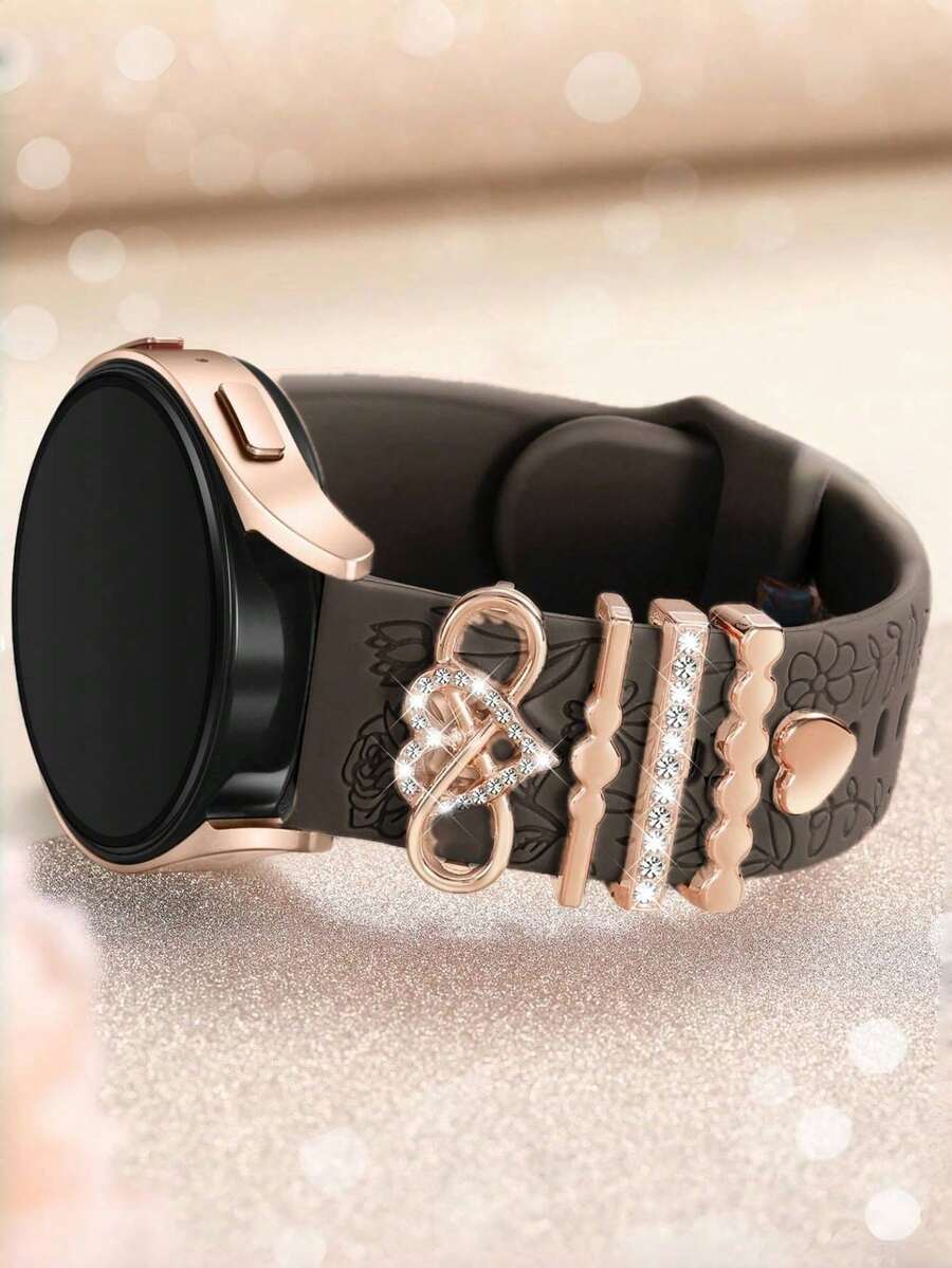 Banda floral grabada de 6 en 1 + Anillos decorativos con dijes de metal compatibles con la correa del reloj Watch Band Galaxy Watch 7/FE 6 5 4 de 40 mm y 44 mm, Galaxy Active 2, correa de reloj de 20 mm Reemplazo de silicona suave con accesorios de dijes decorativos para mujeres, correas de flores de silicona suave con dijes decorativos para reloj