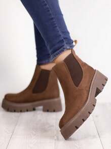 Botines tipo Chelsea para mujer con suela chunky antiderrapante y acabado tipo – Diseño urbano y versátil con resorte lateral y ajuste cómodo – Calzado moderno ideal para otoño e invierno – Botines casuales con plataforma gruesa y estilo minimalista para looks streetwear, boho o smart casual – Must have de temporada hecho en México Cowboy Cremallera lateral ANUDADO Vacaciones - Café integral - Ver 1