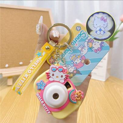 三丽鸥夏日相机挂饰 - 黄色 Hello Kitty 版。官方授权的活力配饰，适合季节造型和旅行时刻。