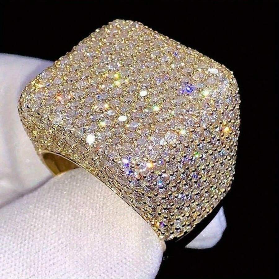 A 1-Piece Hip-Hop Classic And Powerful Square Ring For Both Men And Women, Set With Synthetic Zirconia Inlay, Is An Essential Accessory That Combines Trendiness, Luxury And Fashion. The High-Quality Jewelry Meticulously Crafted By The Designer Is Perfectly Suitable For Daily Outfits And Party Occasions - 金的 - 查看 1