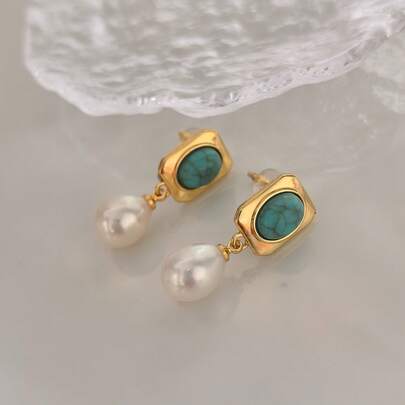 Une paire de boucles d'oreilles délicates en perle de haute qualité de forme de goutte d'eau douce naturelle, convenant pour un cadeau de fête des mères, l'anniversaire de la meilleure amie, les vacances de la petite amie