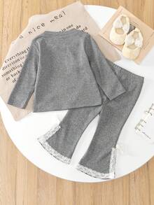 طقم بنطلون وبلوزة طويلة الأكمام للبنات باللون الرمادي مع ديكور شريط أبيض مزين بفيونكة