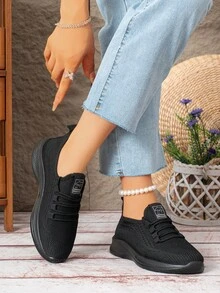 女士黑色休闲一脚蹬运动鞋，舒适柔软鞋底，百搭运动风格，适合日常通勤和户外活动（尺码偏小半码）
