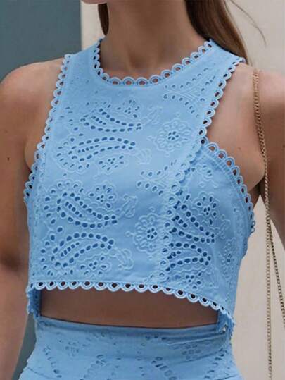 1 件复古花卉镂空全刺绣无袖圆领短款上衣，花卉图案随机