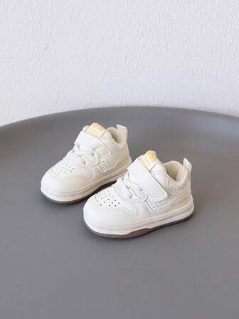 1 双字母装饰儿童鞋，皮革材质，舒适，低帮设计，系带组合，平底款式，休闲运动鞋，适合日常玩耍、上学等场合