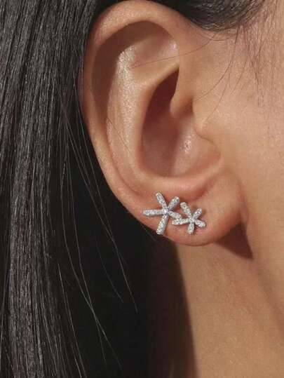 一对简约花卉水钻耳钉，休闲配饰