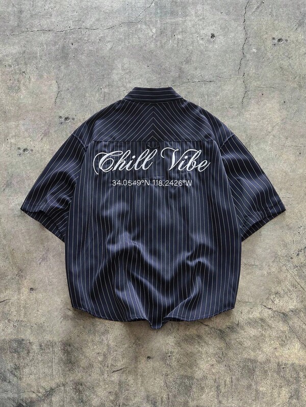 Camisa informal de manga corta con rayas azules y blancas, corte holgado, con bordado floral y texto en inglés, talla estándar para hombre, escolar