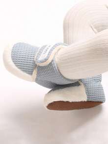 Nuevas zapatillas de invierno y otoño con terciopelo añadido y grosor grueso, zapatos para caminar de bebé