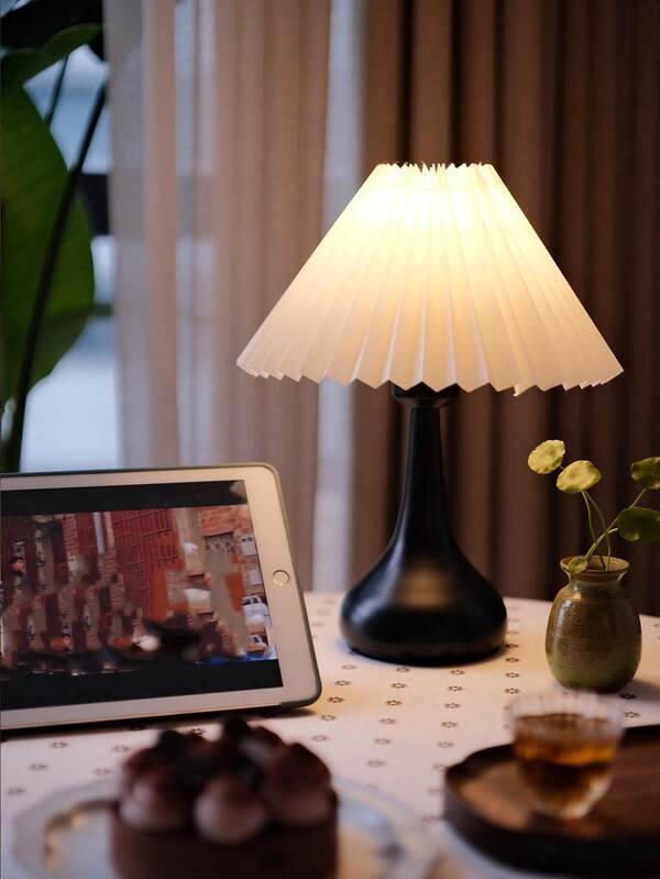 1 luminária de mesa minimalista preta, luminária plissada feita à mão, luminária de cabeceira retrô nórdica em madeira maciça, adequada para casa de temporada, sala de jantar, camping, luminária com luz quente e aconchegante.