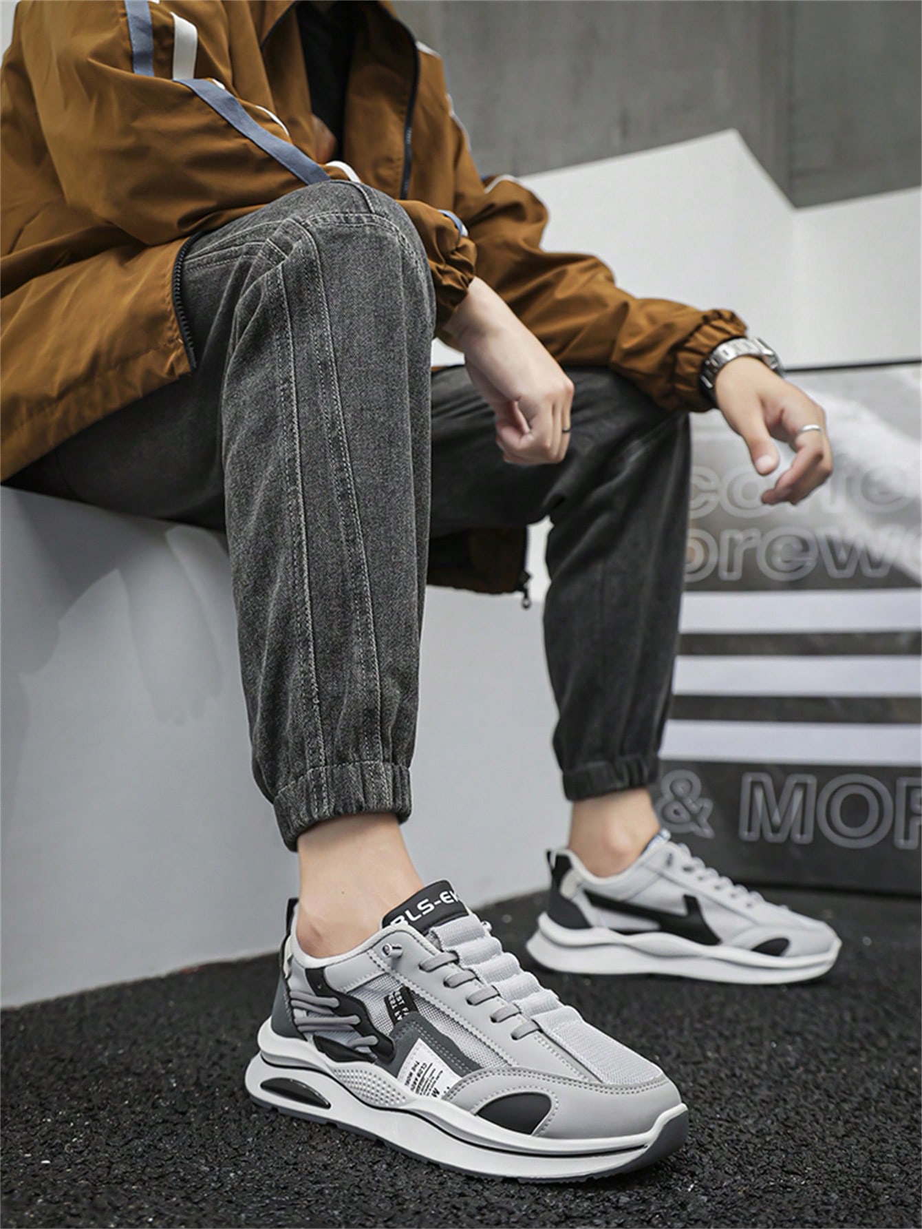 أحذية رياضية للرجال مصممة بعلامة تجارية، مقاومة لل...