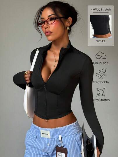 Jaqueta esportiva feminina minimalista de cor sólida com gola alta, zíper, mangas compridas e orifício para o polegar.